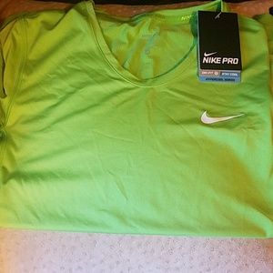 Womans Nike pro new great fit and great color